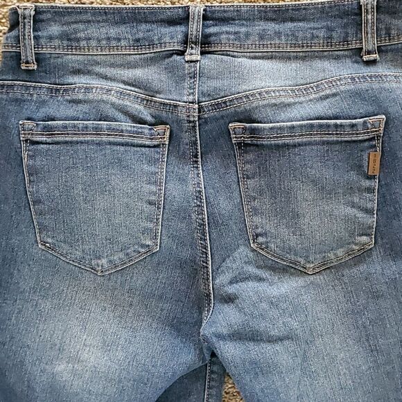 1822 denim blue jeans. Size 6. Distressed. Straight leg. Good condition. - Picture 5 of 11